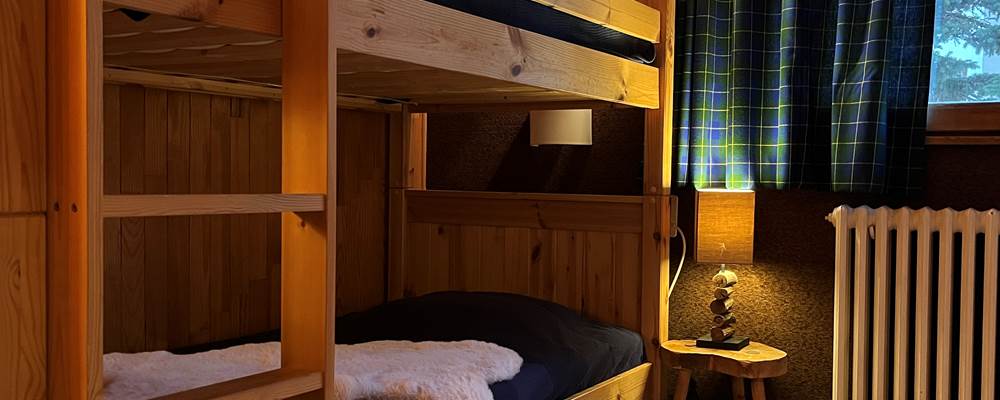 et un lit superposé  dans la chambre des enfants