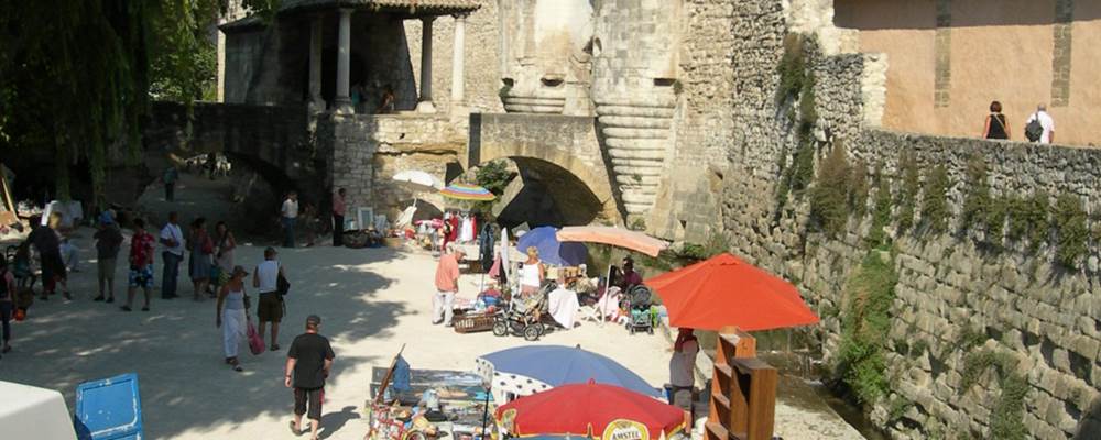 Des brocantes sont souvent organisées dans le lit de la Nesque