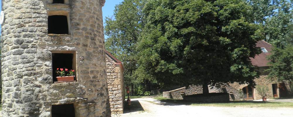 L'ensemble de bâtisses en pierre