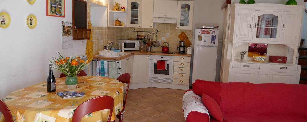 Le coin salle-à-manger et cuisine ouverte