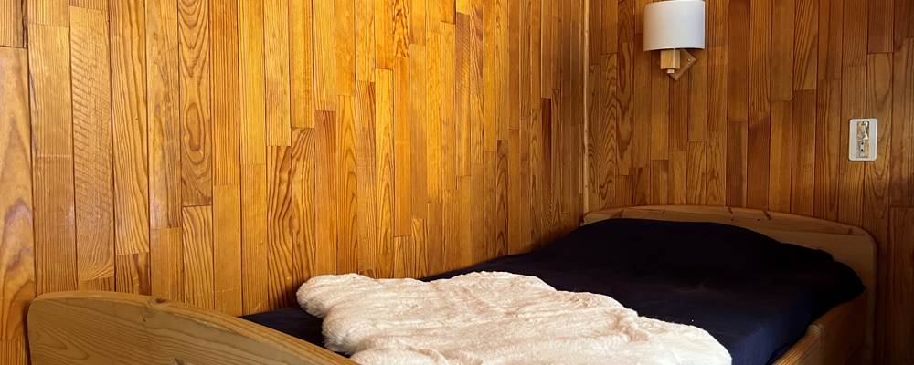 Un lit simple dans le chambre des enfants