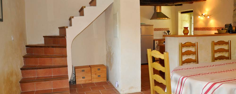 Entrée avec escalier, salle à manger et vue sur la cuisine