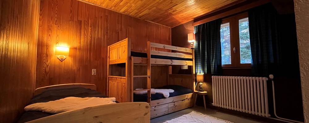 chambre enfants avec 1 lit double et un lit superposé.