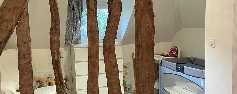 L'espace Bebe se cache derriere le colombage de la chambre 'La Grange'