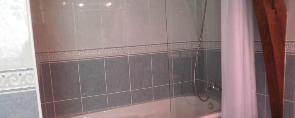 La baignoire de la salle de bain