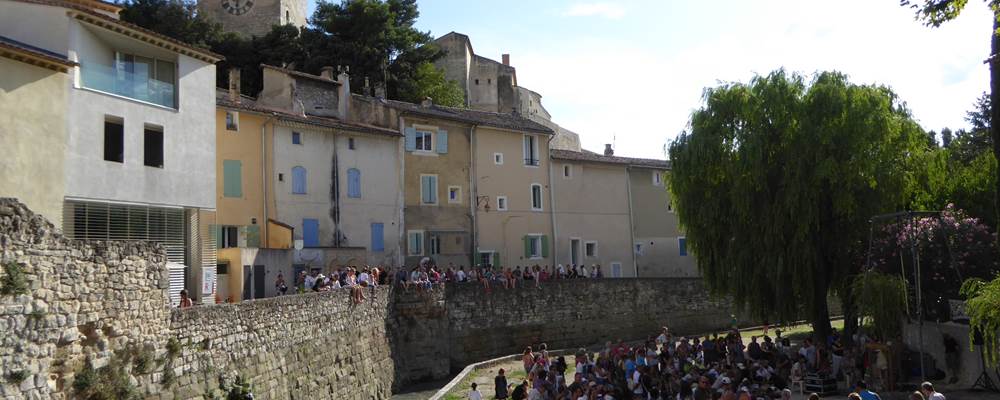 On aperçoit le donjon du château des Comtes de Toulouse, à Pernes