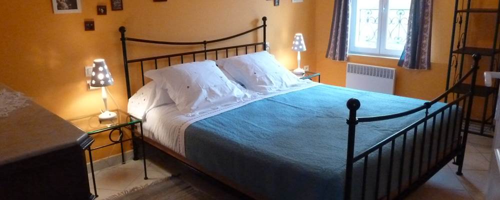 La chambre parentale avec un lit queen size