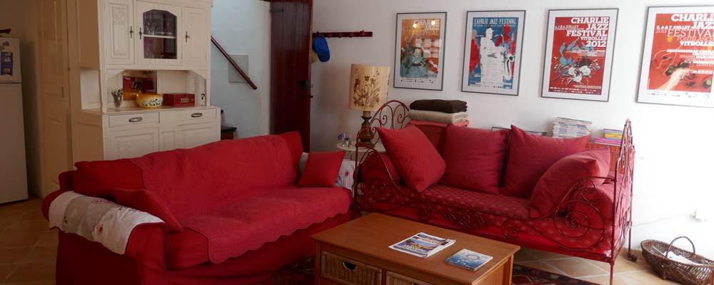 Le salon avec ses deux canapés confortables