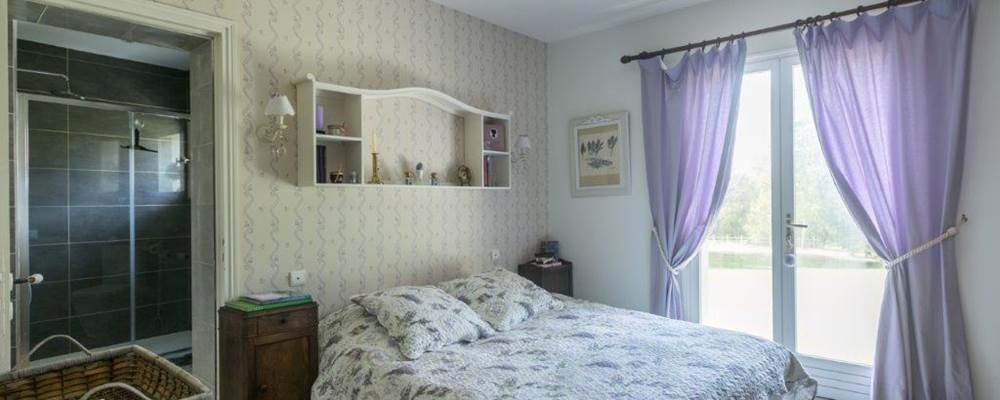 au rez de chaussée, la chambre Lavande et salle de bain attenante