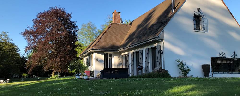 La Charmille ,une maison tournée vers le jardin, où chaque journée commence au vert.