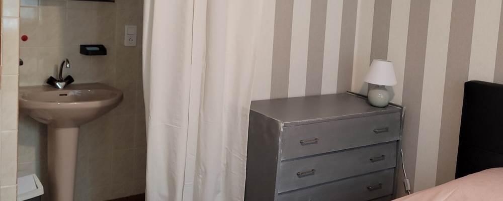 chambre 2 avec cabinet de toilette