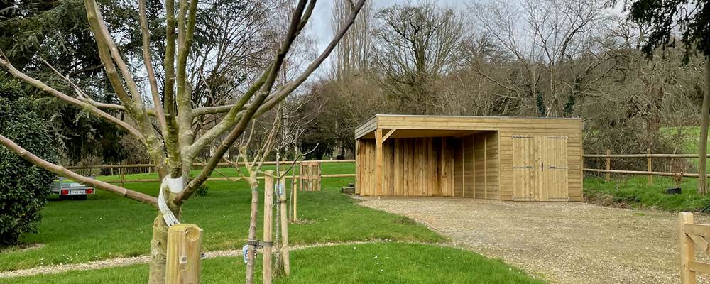 Stationnement sous le carport ou sur le parking