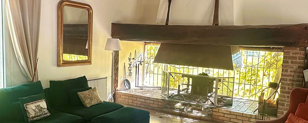 La cheminée avec vue sur le jardin