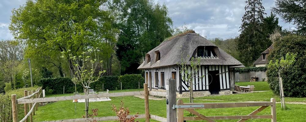 La chaumiere au coeur de son jardin au printemps