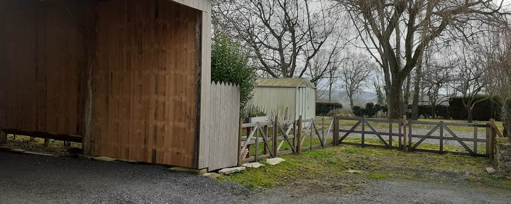 ABRI POUR VOITURE ATTENANT AU JARDIN PRIVATIF