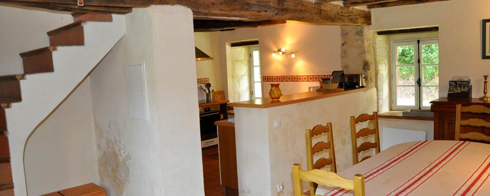 Vue sur la salle à manger et la cuisine