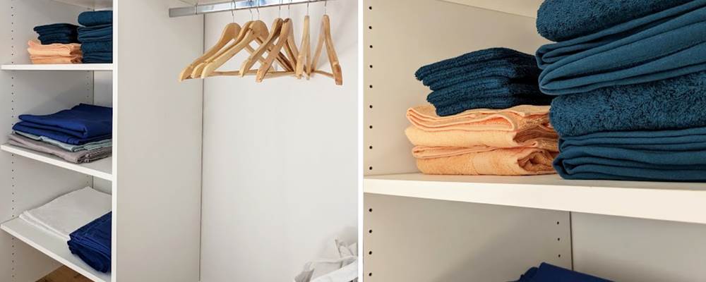 Chambre "rivière : zoom sur la penderie intégrée et son linge de toilette fourni !
