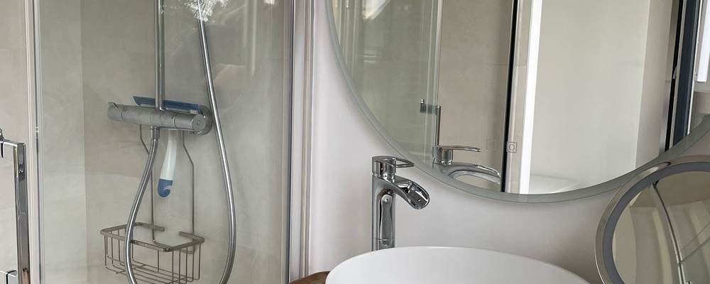 La salle d'eau de la suite parentale 'Sous le cedre'