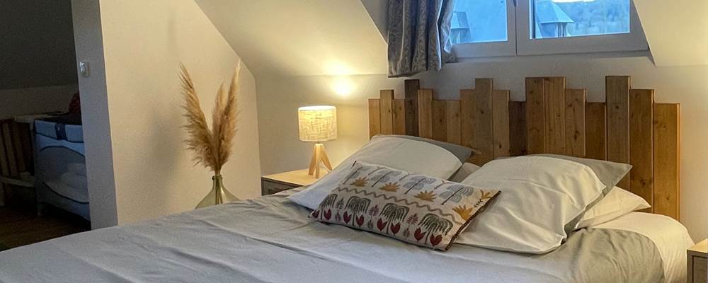 La chambre familiale 'La Grange' sous son plafond cathedrale