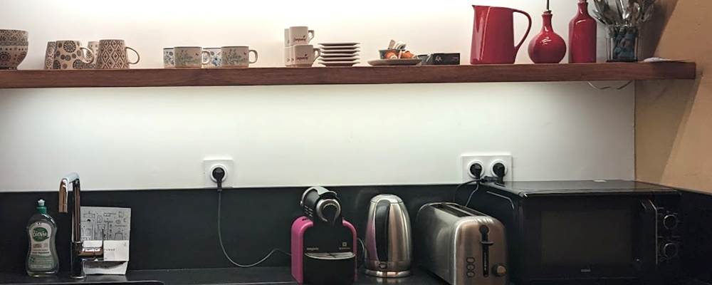 Coin cuisine : évier / machine à café / bouilloire / grille-pain / lave-vaisselle / réfrigérateur