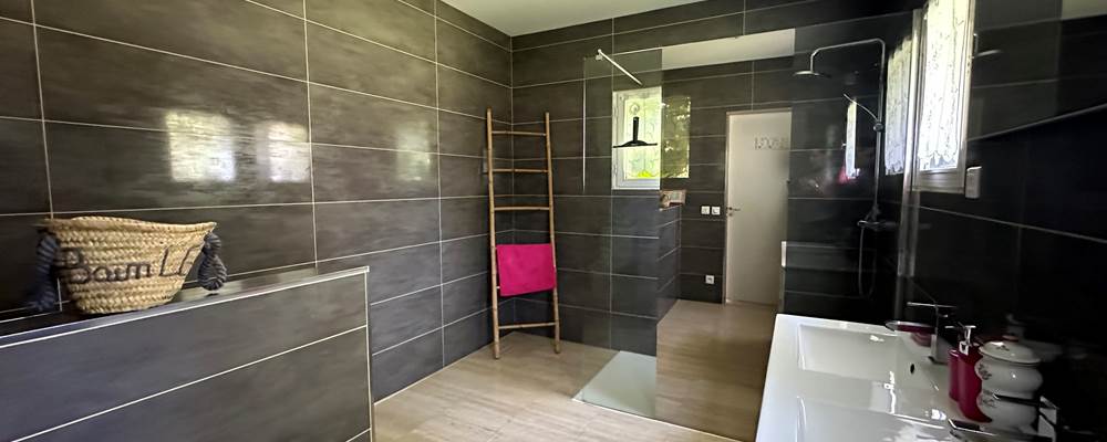 la salle de bain de la suite Pivoine