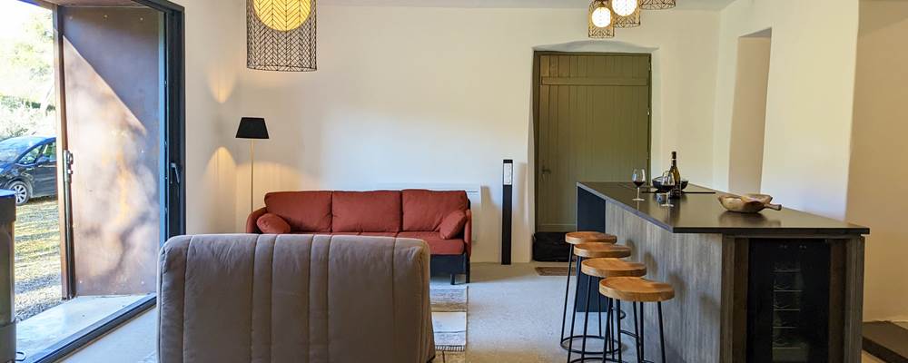 Grande pièce à vivre : véranda / coin bar avec tabourets / cuisine équipée / cave à vin approvisionnée