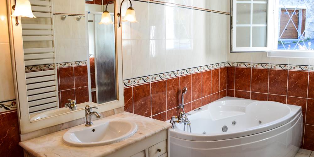 Salle de bain douche et baignoire rdc