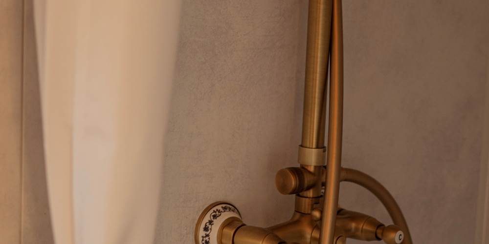 Laiton jusque dans la salle de bain