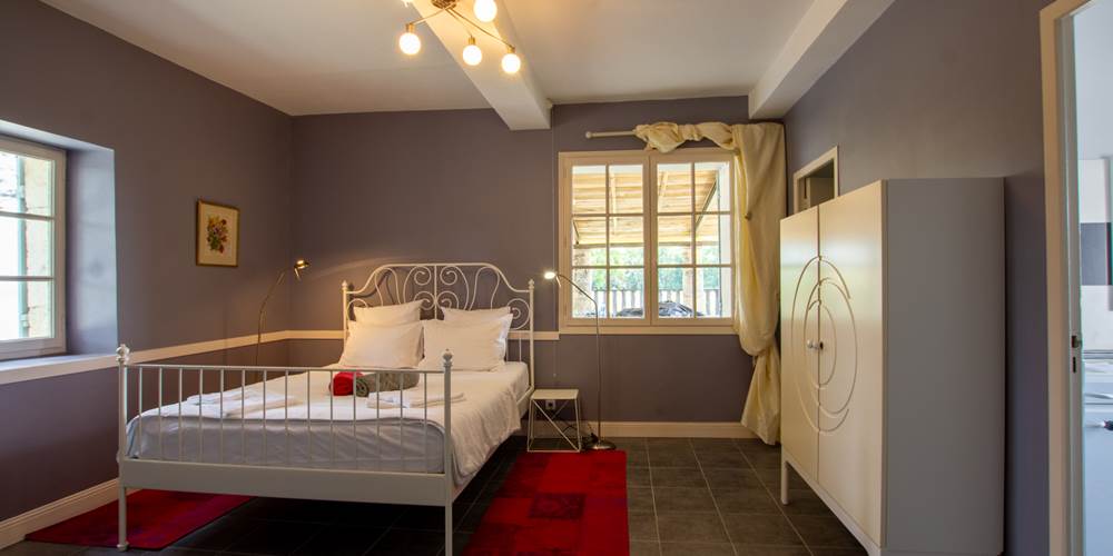 chambre parme avec lit bébé et lit en 160