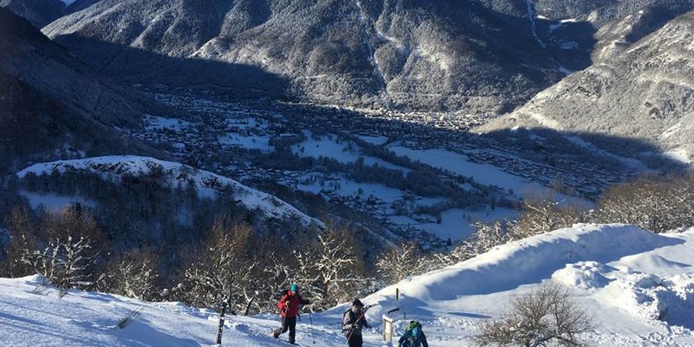 Départ dans la poudreuse vers les crêtes de la Pique