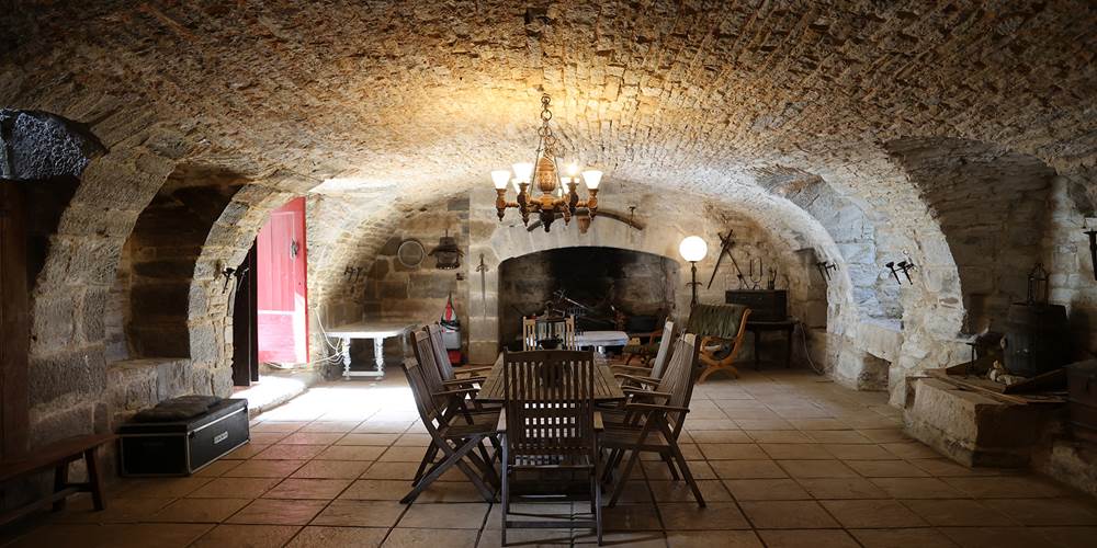 Ambiance médiévale dans la salle voûtée du Château de Saint-Chamarand : le cadre idéal pour vos Murder Parties et soirées immersives dans le Lot