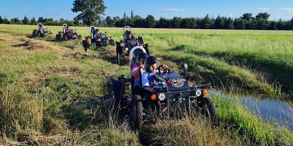 swincar électrique franchissement de flaque, un moment où les rires éclatent et les flaques éclaboussent