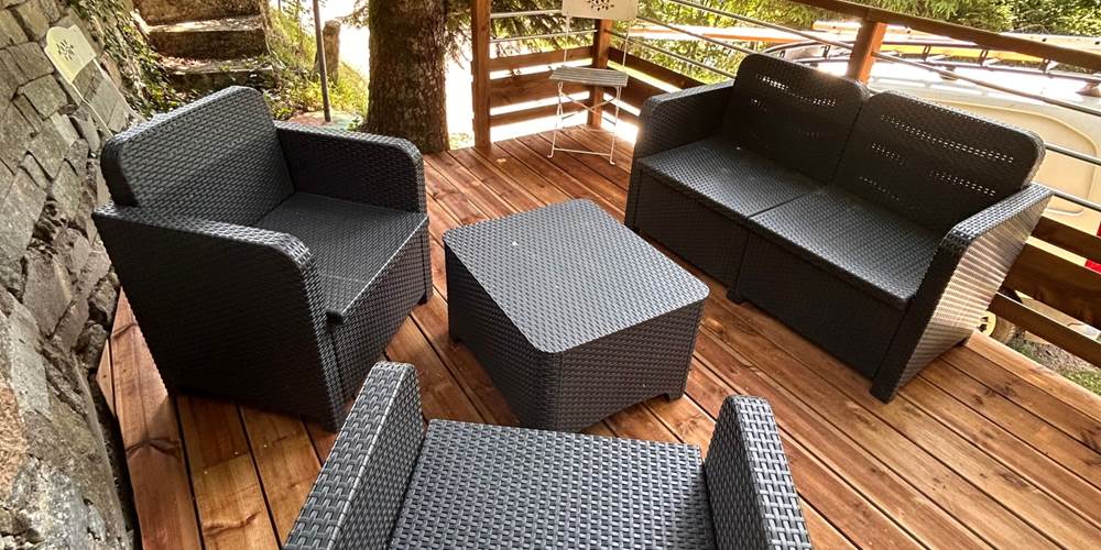 terrasse-salon-jardin-ombrage-arbres-gite-ocimes-la-bresse