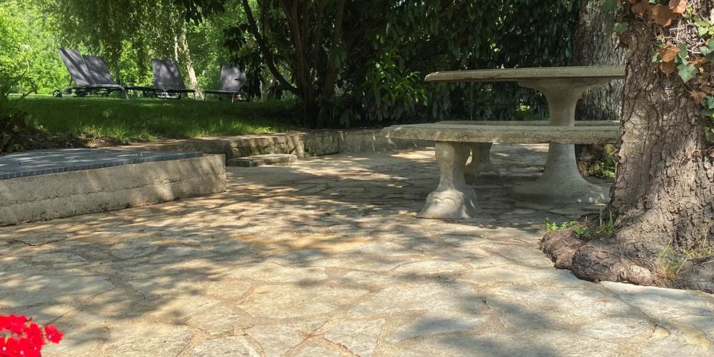 TERRASSE AU BORD DE LA RIVIERE