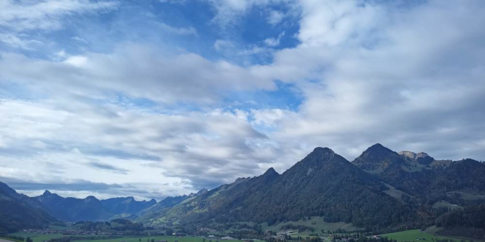 vue-panoramique-gruyere-alpes-fribourgeoises-suisse-vacances-couple-romantique