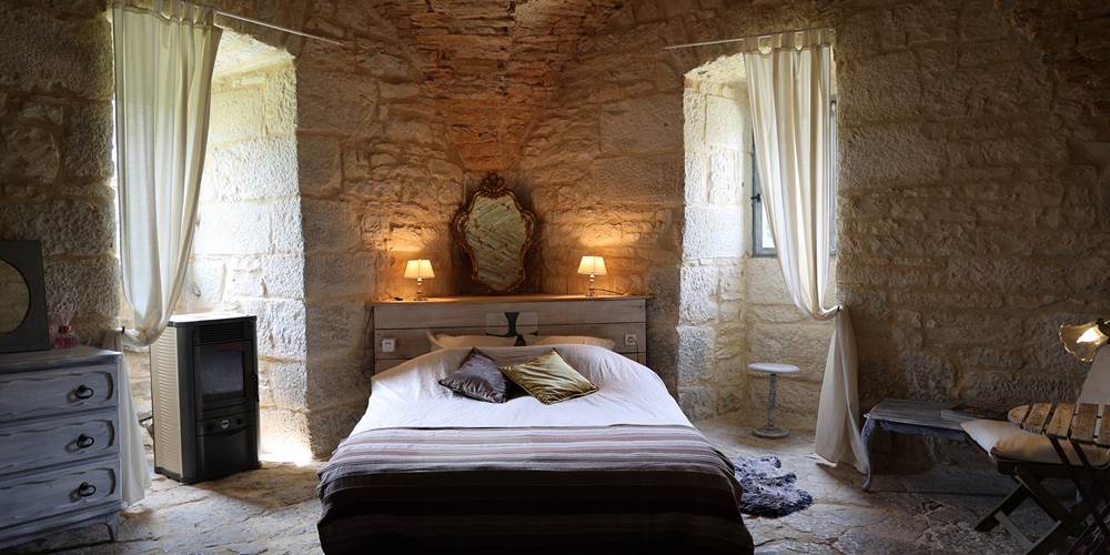 Chambre des Templiers : Nuit de charme au Château de Saint-Chamarand : chambre d'hôtes romantique dans le cadre historique du Lot.