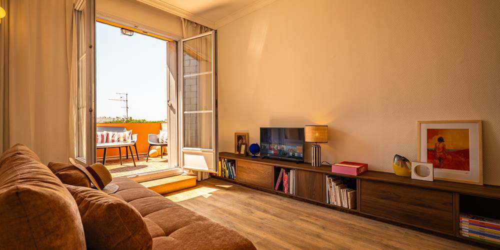 Au fond, le salon d'été, sur la terrasse Ouest.