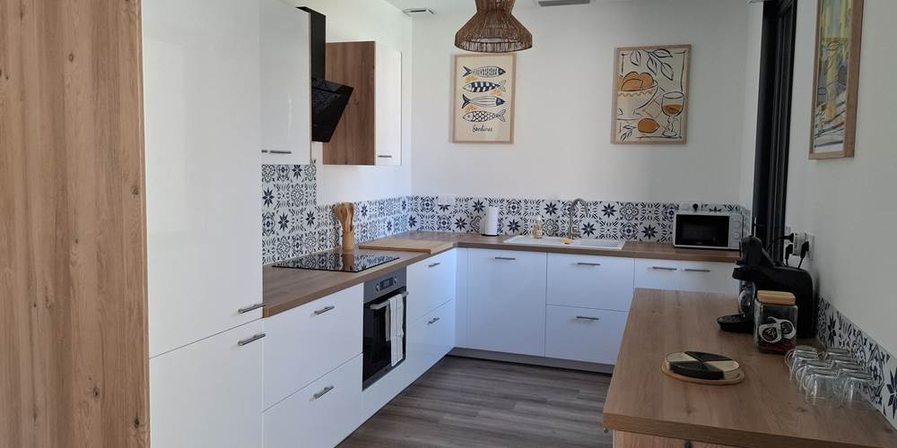 Cuisine équipée du gîte Le Pressoir, version suite parentale.