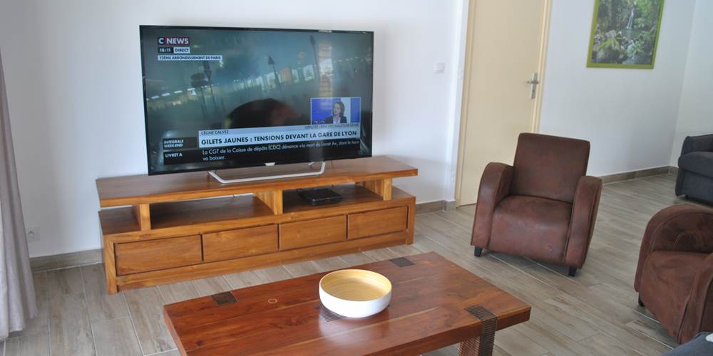 Smart TV 165 cm