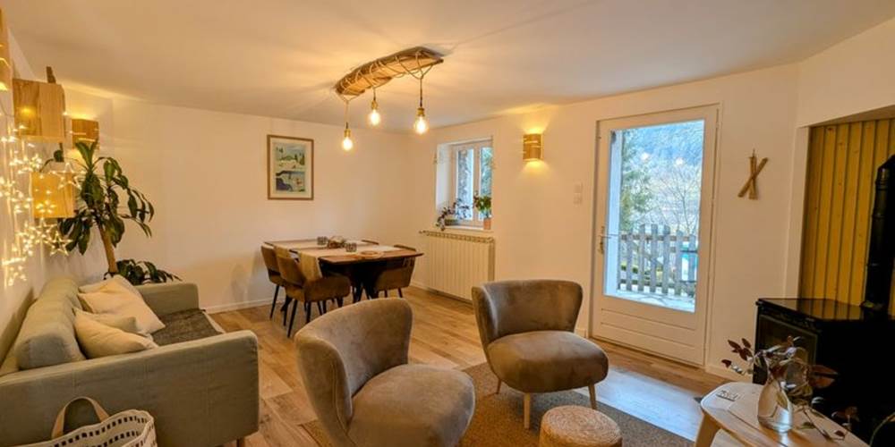 salon-lumineux-poele-salle-a-manger-gite-ocimes-la-bresse
