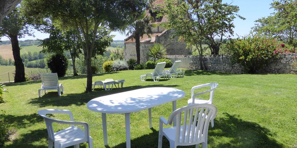 Saint Roch chambres d'hôtes fond du jardin vers vallée.jpg