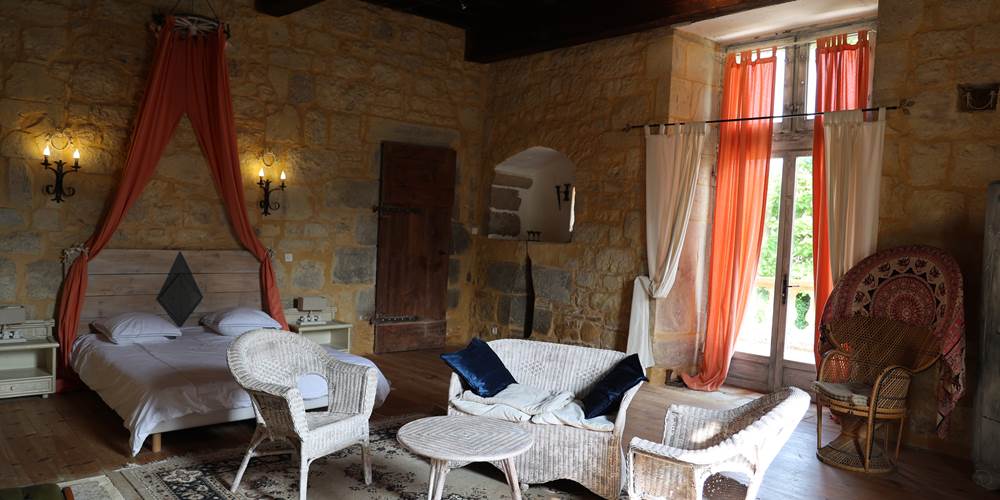 Chambre des Peyronnenc : chambre d'hôtes romantique dans le cadre historique du Lot.