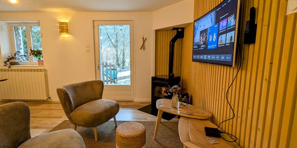coin-salon-tv-poele-gite-ocimes-la-bresse