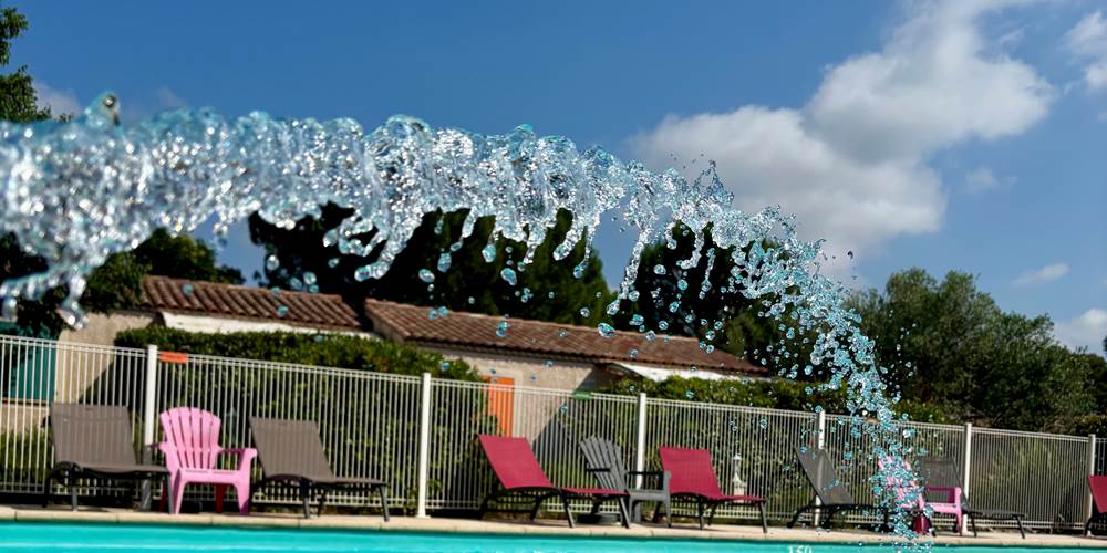 Les Mazets du Rouret - Jet d'eau à la piscine
