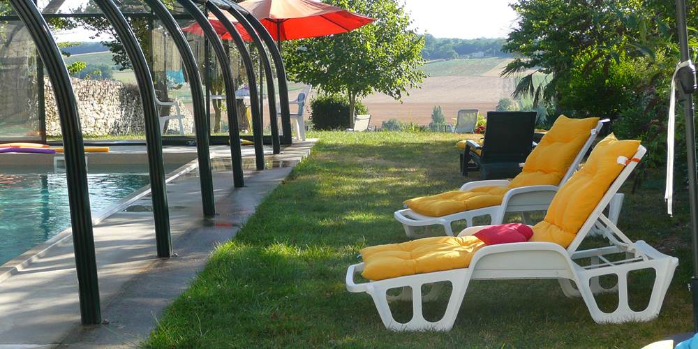 Saint Roch chambres d'hôtes jardin piscine vers vallée.jpg