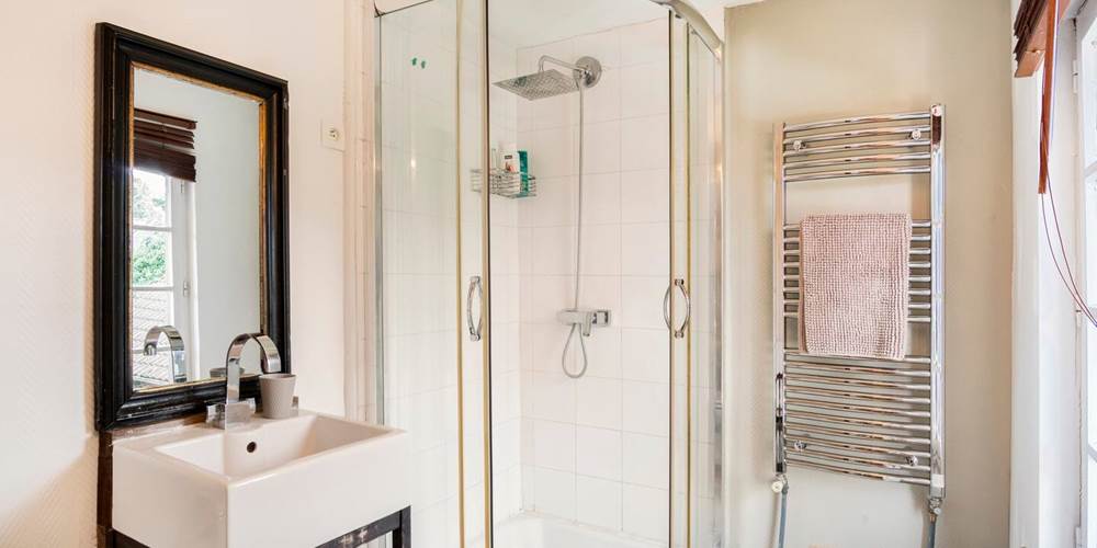 Lion Mallet, la chambre n°2 à l'étage; salle de bain
