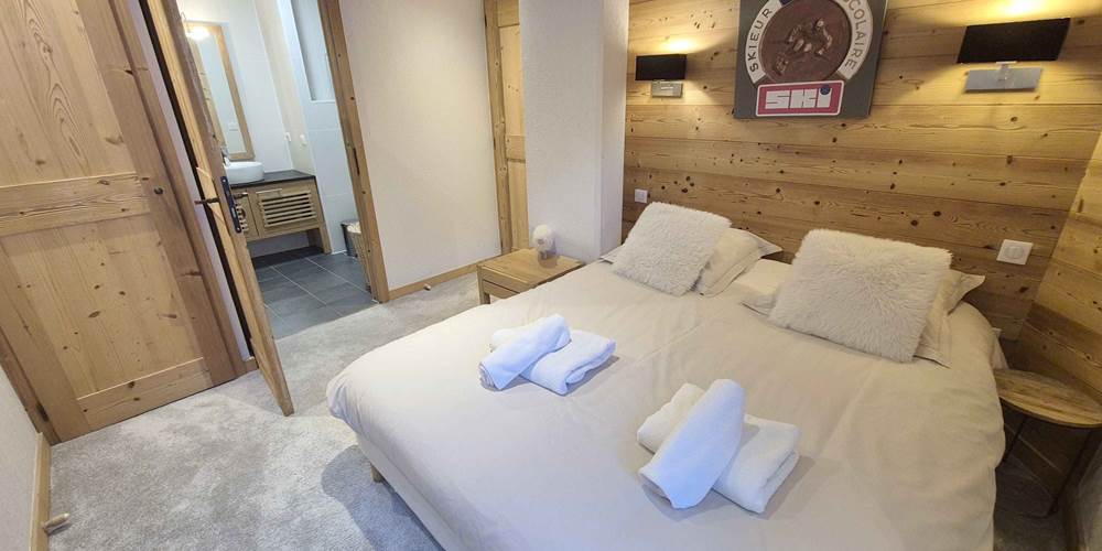 Chambre parentale (literie neuve, largueur 160)