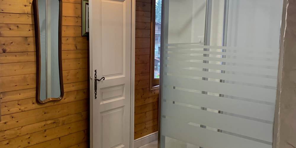 Entrée de chambre avec grande cabine de douche