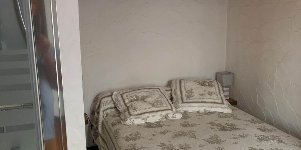 chambre avec cabine de  douche  et lit de 140