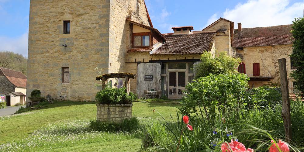 Hébergement de groupe au Château de Saint-Chamarand : location de gîtes de charme et chambres d'hôtes de caractère dans le Lot.